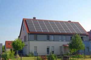 Солнечные модули на крыше дома