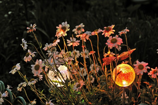 Светильник на солнечных батареях садовый уличный. Бесконечное множество цветов и рисунков - у сферических стеклянных светильников. Они могут имитировать муранское стекло, потрескавшийся горный хрусталь и так далее