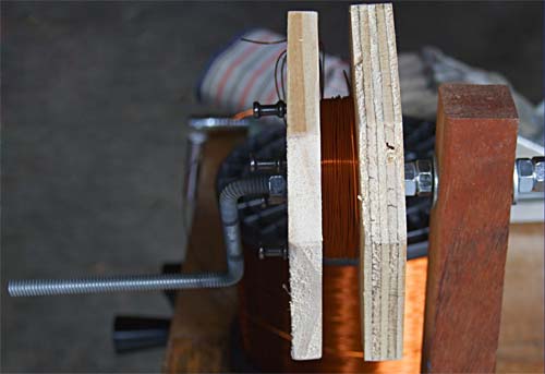 Приспособление для намотки катушек, сделанное из двух кусков фанеры, изогнутой шпильки, куска ПВХ-трубы и гвоздей
