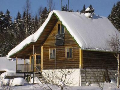 дом на солнечных батареях зимой