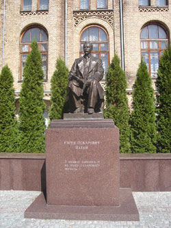 Памятник Е. О. Патону в Киеве