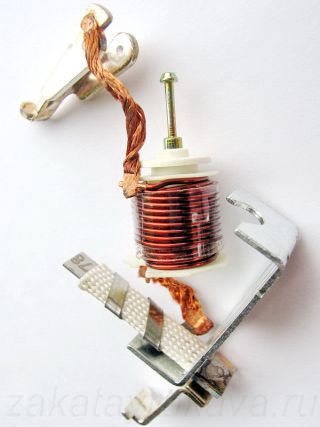 Нижняя клемма автомата, электромагнитный расцепитель и биметаллическая пластина связаны неразборным соединением на сварке.