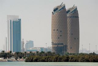 Башни-близнецы в Абу-Даби с солнечными панелями на крыше