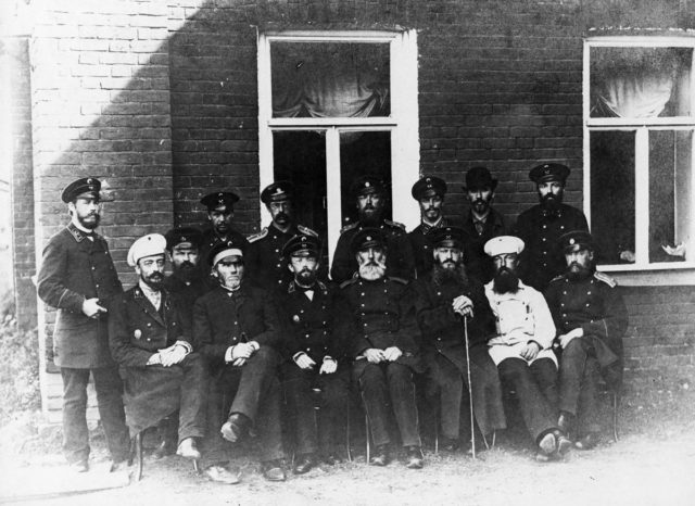 Горный начальник завода Н.Г. Славянов (четвертый слева в первом ряду) с администрацией завода (1892 год)
