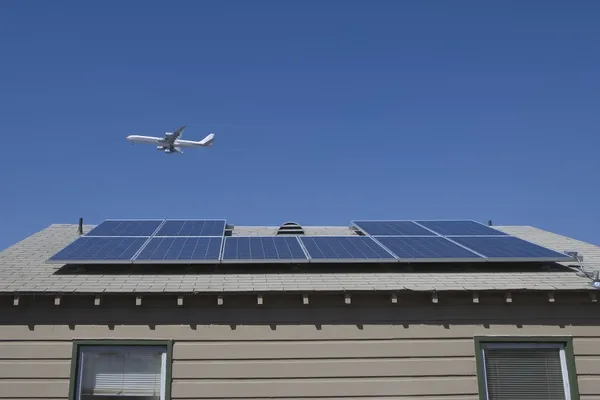 Самолет и солнечных батарей — стоковое фото