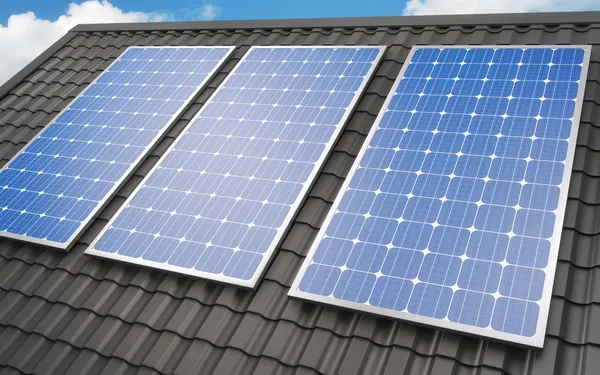 Панели солнечных батарей на крыше — стоковое фото