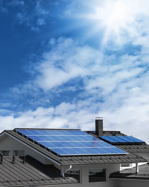 Панели солнечных батарей на крыше дома — стоковое фото