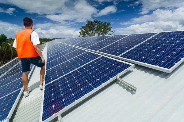 Солнечные батареи на фабричной крыше — стоковое фото