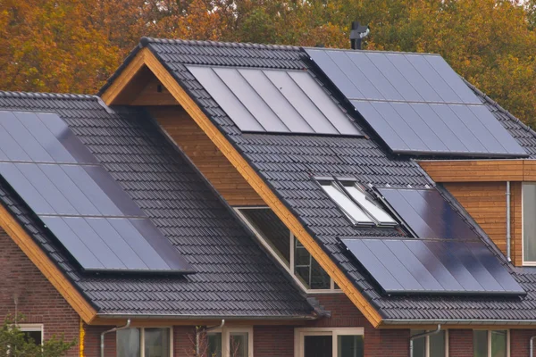 Панели солнечных батарей на дом — стоковое фото