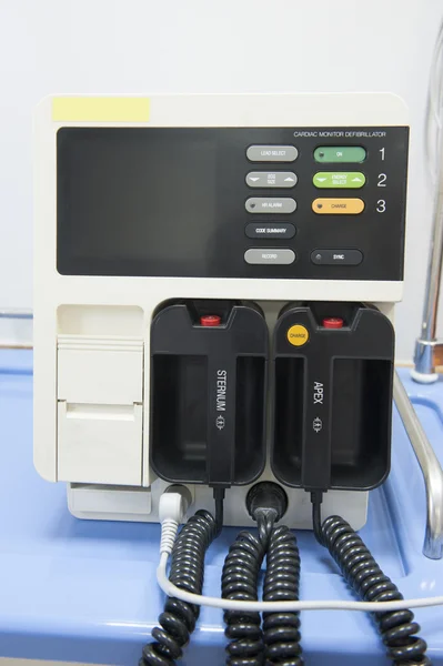 Машина дефибриллятора в больнице — стоковое фото