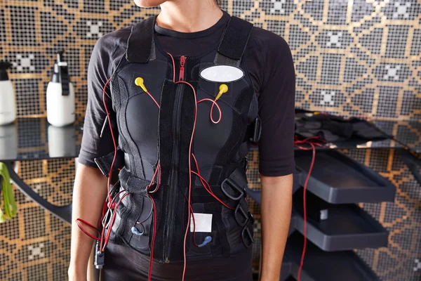 EMS электро стимуляция костюм женщина — стоковое фото