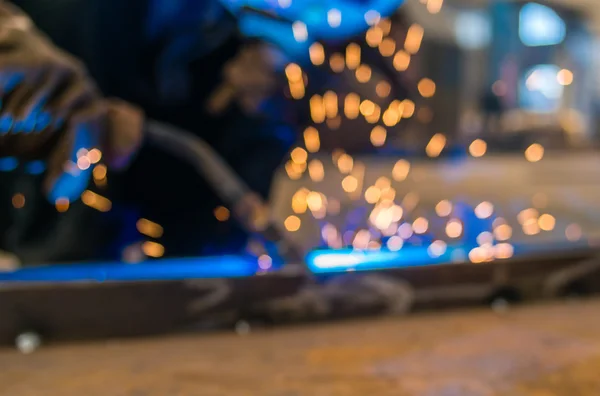 Тяжелой промышленности Сварщик работник защитная маска рукой, придерживая дуговой сварки факел работает на металлические конструкции — стоковое фото