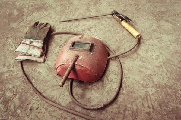 Электрическая сварка машина, Электрический провод, маски, перчатки и щипцы, очень старые — стоковое фото