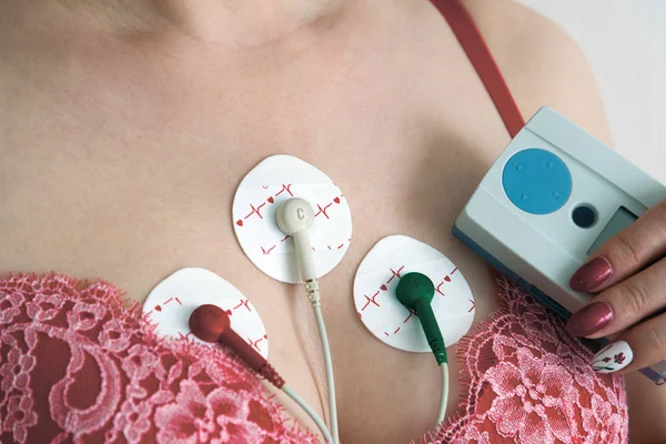 Электроды холтеровское мониторирование на груди женщины — стоковое фото