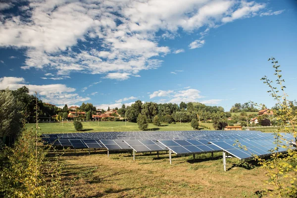 Панель солнечных батарей электричество центральное поле в Солнечный день с голубое небо и облака. — стоковое фото