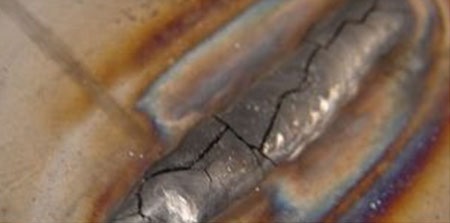 Может ли сварщик устранять мелкие поверхностные дефекты в корневом шве